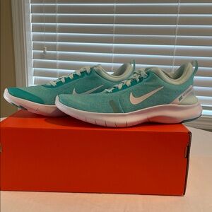 Nike Women's Flex Experience RN 8 Shoes